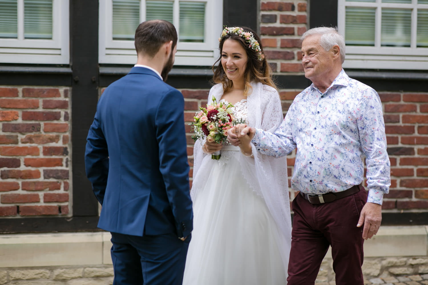 Papa übergibt die Braut dem Bräutigam